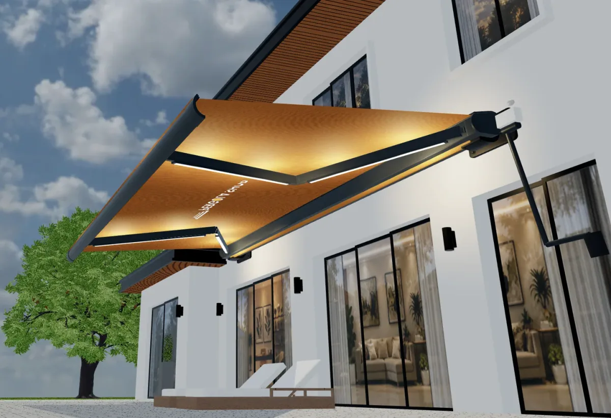 Toldo naranja extendido con iluminación integrada debajo de la marquesina